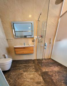 ein Bad mit einem WC, einem Waschbecken und einer Dusche in der Unterkunft Rhapsody Hotel & Spa Kalkan in Kalkan