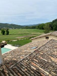 - une vue depuis le toit d'une maison dans l'établissement Borgo delle Mole, à Spolète