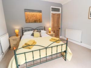 um quarto com uma cama grande num quarto em Church View Cottage em Bishop Auckland