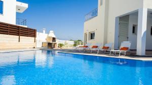 Bazén v ubytování Protaras Holiday Villa 196 nebo v jeho okolí