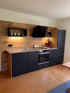 eine Küche mit einer Spüle und einer Theke in der Unterkunft Mein Lieblingsplatz in Rettenberg