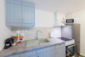 A kitchen or kitchenette at Endless Blue from Syros - Megas Gialos Resort - Suite 1