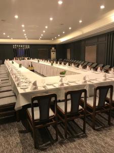 a large long table with white tables and chairs at UK ANKARA Hotel in Ankara