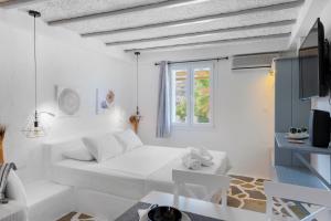 A bed or beds in a room at Endless Blue from Syros - Megas Gialos Resort - Suite 1