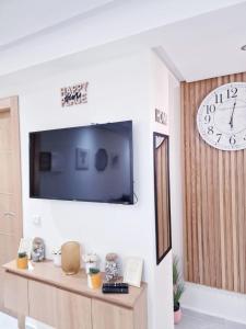 Телевизор и/или развлекательный центр в Appartement Cosy de Luxe en plein centre ville