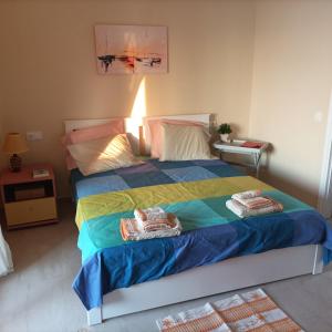 um quarto com uma cama com toalhas em Beatrice's apartment em Acharavi