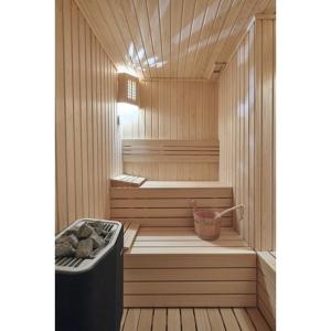 - un sauna avec une baignoire et une poubelle dans l'établissement UK ANKARA Hotel, à Ankara