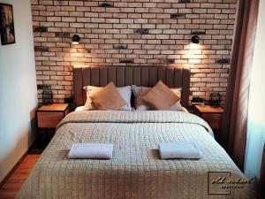 En eller flere senge i et værelse på Old School Apartments