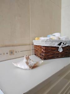 a basket sitting on top of a white counter at Casa do Campo in Seia