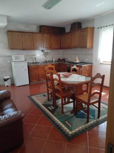 cocina con mesa y sillas en una habitación en Casa do Campo, en Seia
