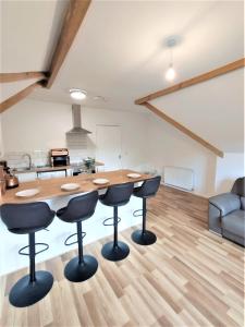 uma cozinha e sala de jantar com uma mesa de madeira e cadeiras em Yarm Lane Apartments - Stockton Town Centre em Stockton-on-Tees