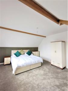 Un pat sau paturi într-o cameră la Yarm Lane Apartments - Stockton Town Centre