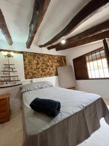 sypialnia z łóżkiem z niebieską torbą w obiekcie Luby Cortijo El Horno w mieście Lubrín