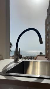 zlewozmywak kuchenny z widokiem na ocean w obiekcie Torremolinos,estudio junto al mar en La Carihuela w mieście Torremolinos