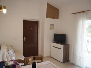 salon z kanapą i telewizorem w obiekcie Apartments by the sea Sevid, Trogir - 11505 w mieście Sevid