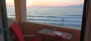 Blick auf das Meer von einem Balkon mit Tisch in der Unterkunft Beatrice's apartment in Acharavi