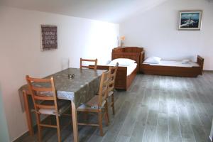 una camera con tavolo, sedie e letto di Apartments with a parking space Marina, Trogir - 11607 a Marina
