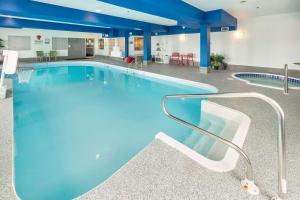een groot zwembad met een basketbalring in een gebouw bij Comfort Inn & Suites in Medicine Hat
