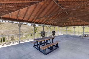 un pabellón con mesas de picnic y bancos en un patio en Comfort Inn & Suites Gateway to Glacier National Park, en Shelby