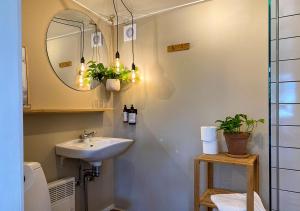 y baño con lavabo y espejo. en Hotel Blomme's Place, en Snogebæk