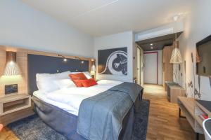 Postel nebo postele na pokoji v ubytování Clarion Hotel The Edge