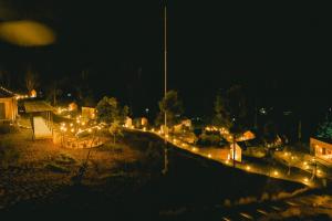 miasto oświetlone w nocy światłami w obiekcie Bobocabin Gunung Mas, Puncak w mieście Tagalbato