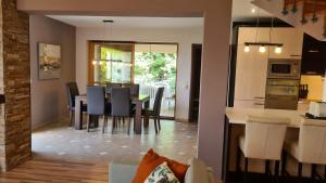 Kuchyň nebo kuchyňský kout v ubytování Villa Amalia Apartments