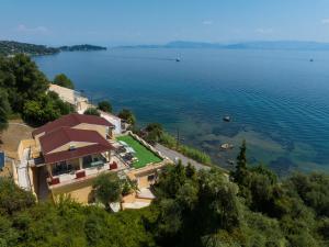 een huis op een heuvel naast het water bij Batelo - Adults Only in Benitses +43 foto's