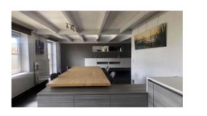 A kitchen or kitchenette at vakantiehuis 48