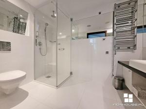 Kúpeľňa v ubytovaní ApartamentyPrzyMorzu Marine***** apartament dwupoziomowy z widokiem na morze