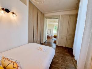 um quarto com uma cama branca e um corredor em Superbe T2 lumineux avec fibre em Angoulême
