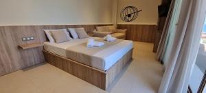 sypialnia z łóżkiem z ręcznikami w obiekcie Pantheon Sea View w mieście Nei Pori
