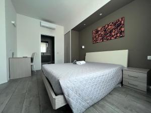 een slaapkamer met een groot bed en een bureau bij VILLA FENIX OSIO SOTTO 2 in Osio Sotto