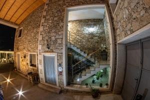 duża kamienna ściana z klatką schodową w pokoju w obiekcie Casas Campo Cimo da Quinta w mieście Miranda do Douro