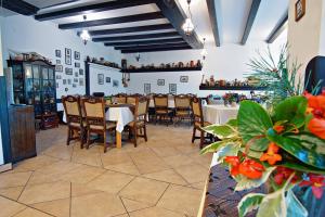 a dining room with tables and chairs in a restaurant at Pensiunea Mugur De Fluier in Vama