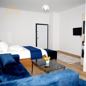 un soggiorno con letto, divano e tavolo di Rixson Otel ad Avcılar