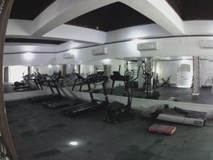 een sportschool met een stel loopbandmachines erin bij Dolphin Continental Hotel in Quseir