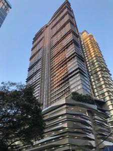 8 Kia Peng Residences by StayHere في كوالالمبور: مبنى طويل وبه أشجار أمامه