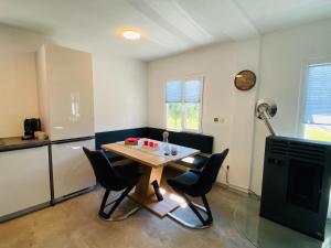 cocina con mesa y sillas en una habitación en Ferienhaus Walcher, en Sankt Martin am Grimming