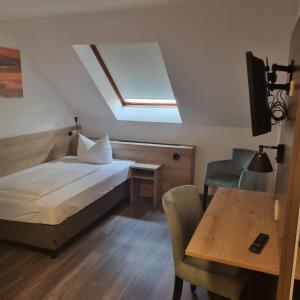 Postel nebo postele na pokoji v ubytování Hotel Garni Krone