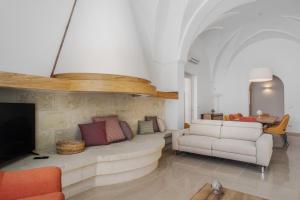 a living room with a couch and a tv at VILLA ROSA MEDITERRANEA in Marina di Pescoluse