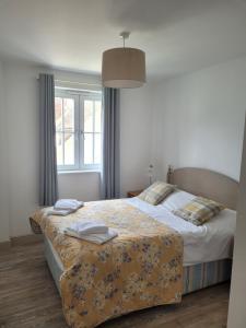 sypialnia z łóżkiem i oknem w obiekcie Milton Court w mieście Sittingbourne