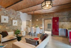 Pergine ValdarnoにあるVilla Fracassiniの石壁のリビングルームとキッチンが備わります。