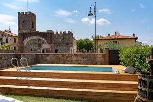 בריכת השחייה שנמצאת ב-Villa Fracassini או באזור