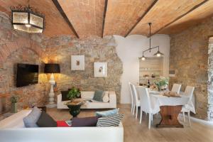 Pergine ValdarnoにあるVilla Fracassiniの石壁のリビングルーム(テーブル、椅子付)