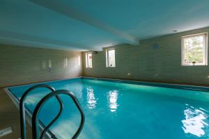 a large blue swimming pool with a chair in it at MADOHORA_SŁOŃCE in Zaryte