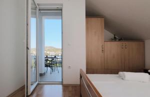 Fotografia z galérie ubytovania Apartments by the sea Vinisce, Trogir - 17210 v destinácii Vinišće
