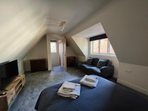 ein Wohnzimmer mit einem Bett und einem Sofa in der Unterkunft The Annexe, Farnborough in Farnborough