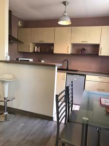 a kitchen with a table and a counter top at Studio Disneyland Paris - Terrasse in Montévrain