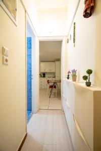 una cucina con armadietti bianchi e pavimento bianco di Independent Apartment at Lykavitos 1 bed 2 pers ad Atene